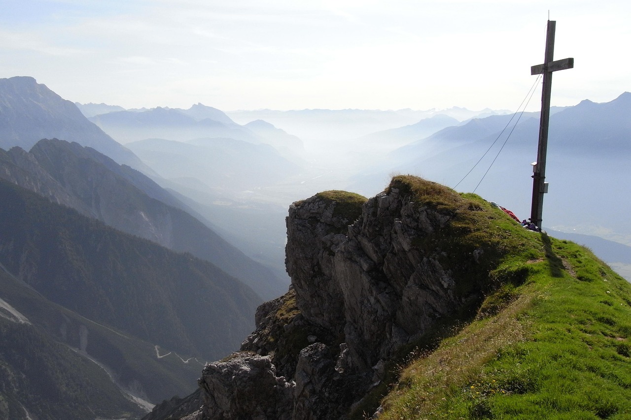 如何评估使用技术支持辅助玩家的风险？